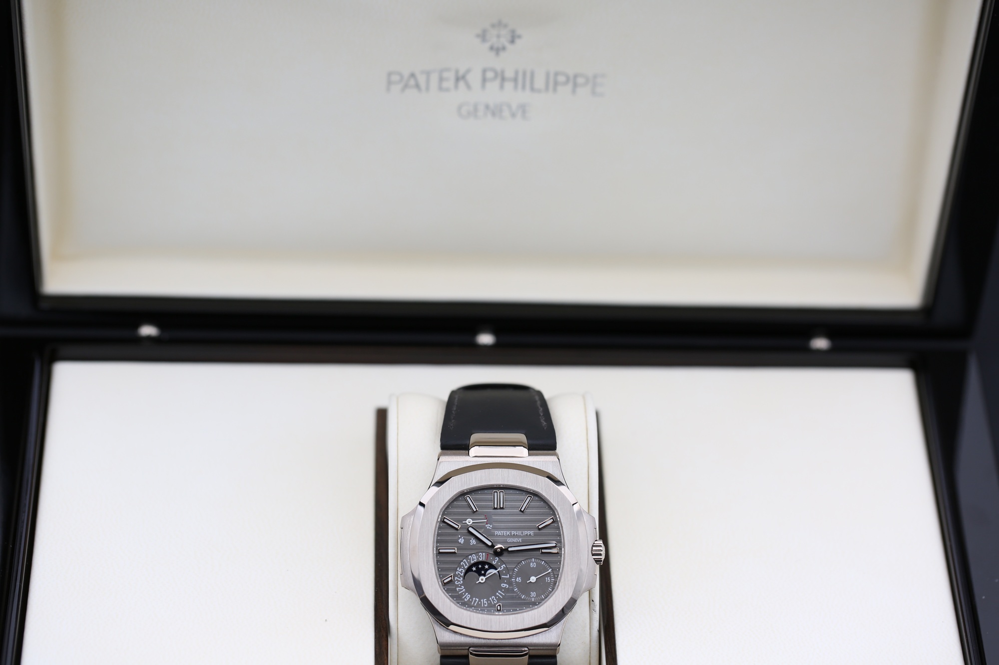 Patek Philippe 5712G-001 Grey NAULITUS 40mm 2008 — view 3