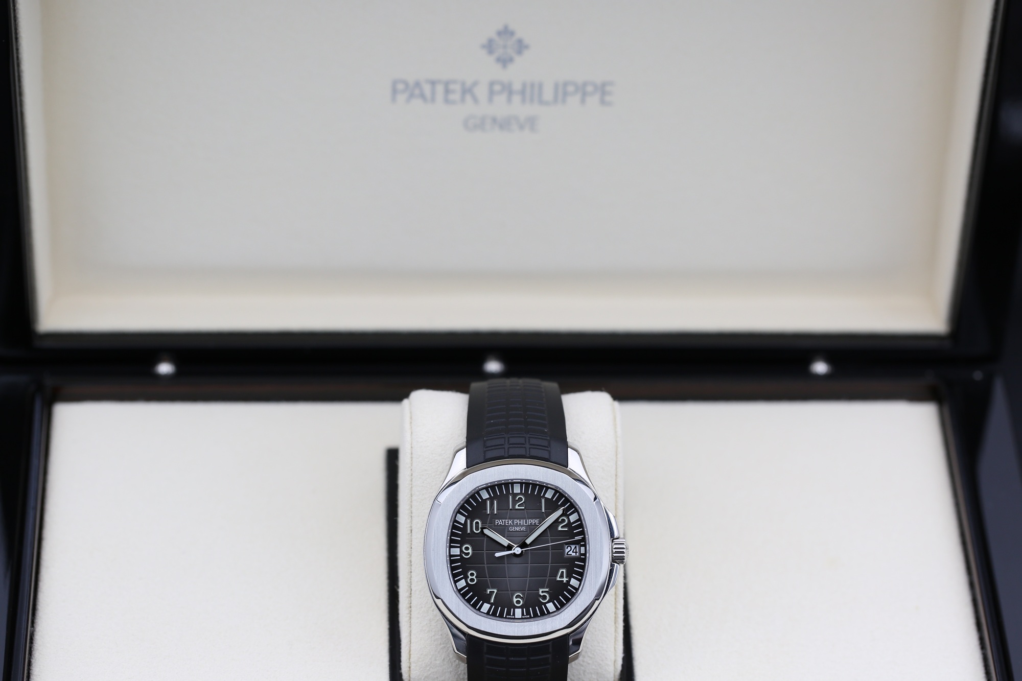 Patek Philippe 5167A-001 Charcoal Grey AQUANAUT  40.8mm 2018 — view 3