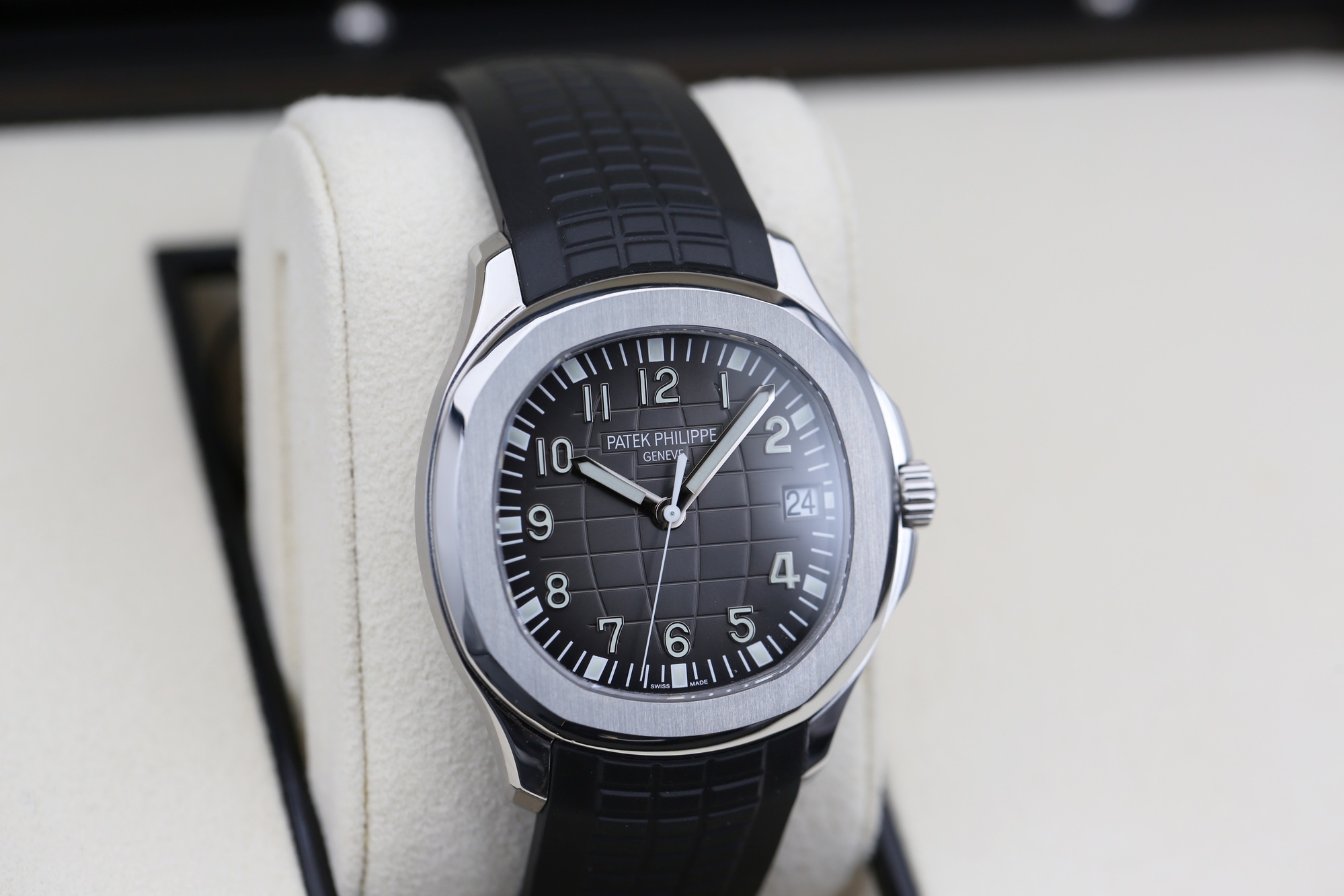 Patek Philippe 5167A-001 Charcoal Grey AQUANAUT  40.8mm 2018 — view 2