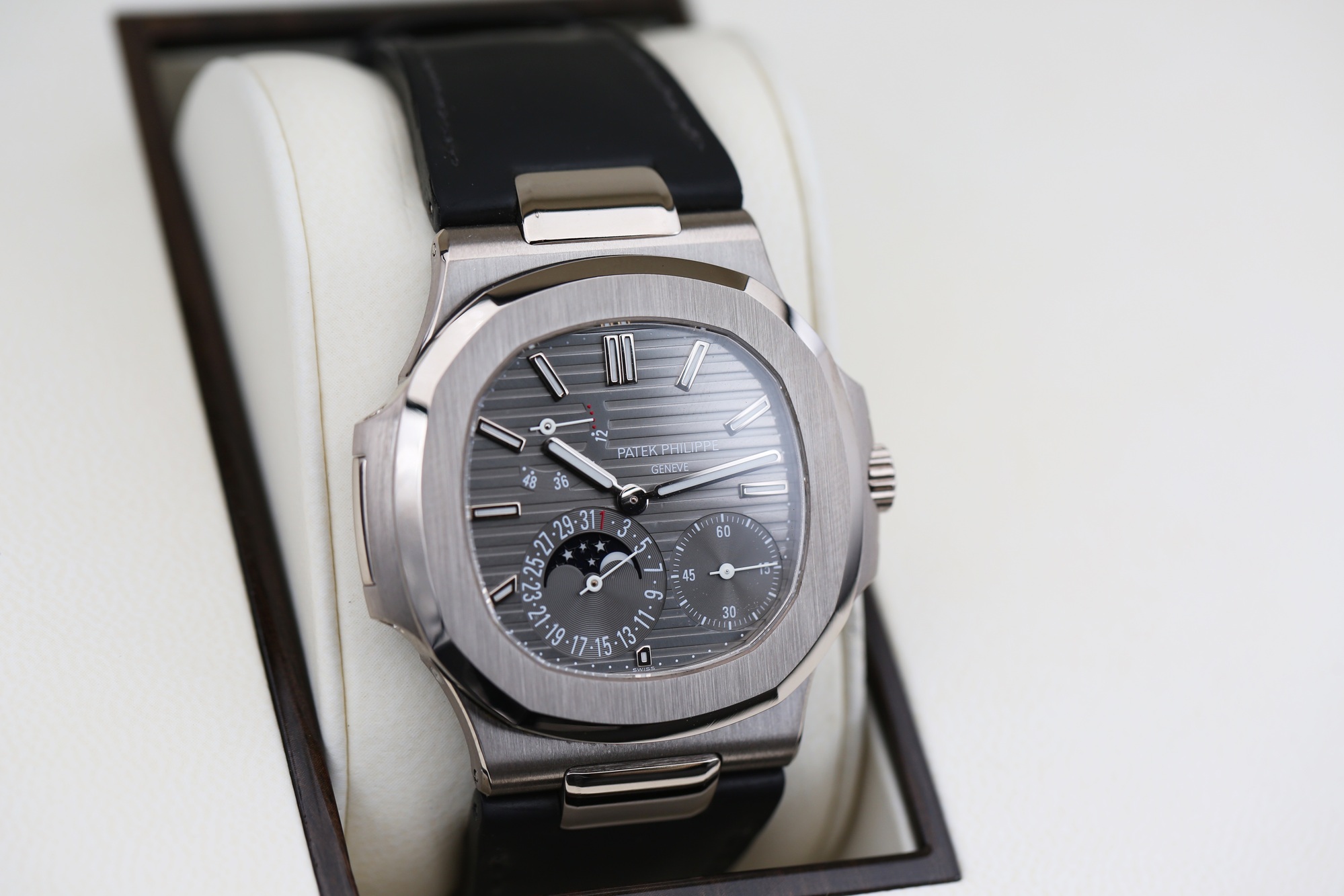 Patek Philippe 5712G-001 Grey NAULITUS 40mm 2008 — view 2